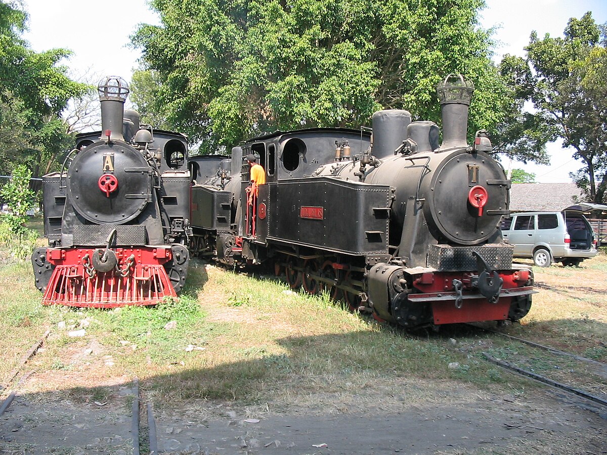 https://upload.wikimedia.org/wikipedia/commons/thumb/0/0d/Three_Berliner_Maschinenbau_steam_locomotives_on_the_Cepu_Forest_Railway_in_Central_Java%2C_Indonesia.JPG/1200px-Three_Berliner_Maschinenbau_steam_locomotives_on_the_Cepu_Forest_Railway_in_Central_Java%2C_Indonesia.JPG