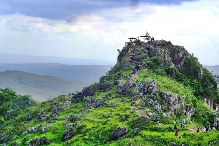 Gunung Manggir Blora merupakan destinasi wisata alam tersembunyi di Kabupaten Blora yang menawarkan panorama perbukitan, jalur pendakian ringan, suasana hening, serta keindahan alam yang masih alami dan asri.